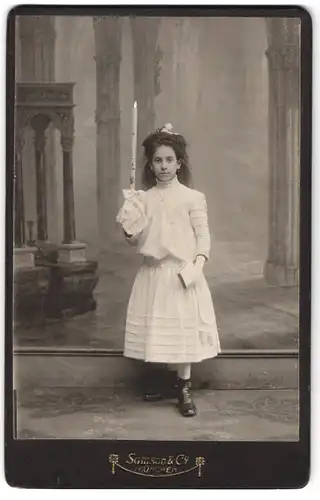 Fotografie Samson & Co., München, Neuhauserstrasse 7, Portrait junge Mädchen im weissen Kleid mit Kerze und Gebetsbuch