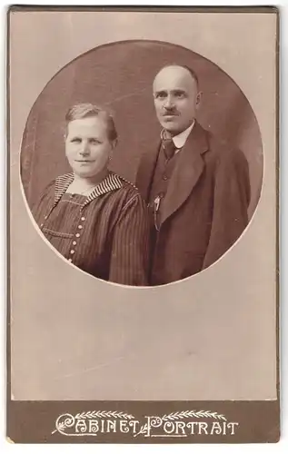 Fotografie Cabinet Portrait, Ort unbekannt, Portrait bürgerliches Paar in modischer Kleidung