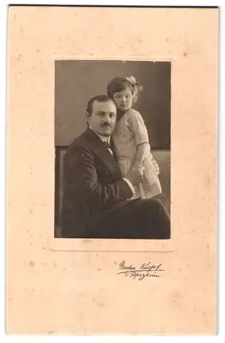 Fotografie Geschw. Kuopt, Pforzheim, Portrait Vater mit seiner kleinen Tochter