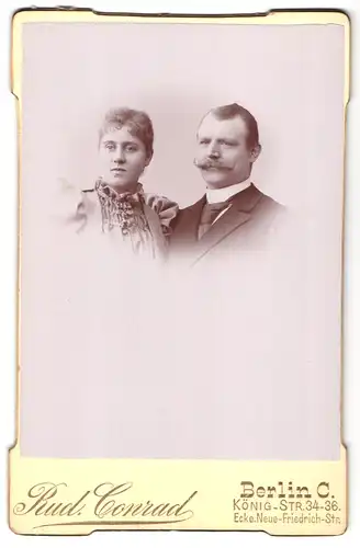 Fotografie Rud. Conrad, Berlin, Königstr. 34-36, Portrait eines adretten Ehepaars