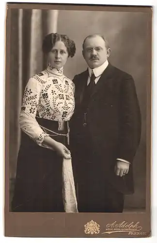 Fotografie A. Adolph, Passau, Portrait Eheleute in schönen Kleidern