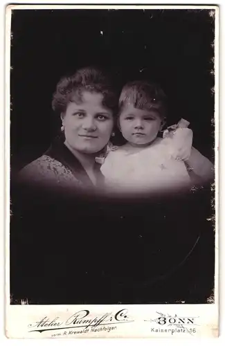 Fotografie Atelier Rumpff & Co., Bonn, Kaiserplatz 16, Portrait junge Mutter mit kleinem Sohn