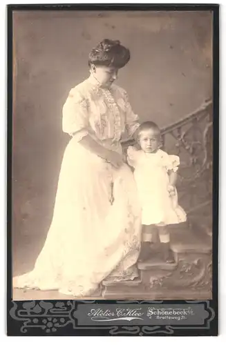 Fotografie C. Klee, Schönebeck a. E., Breiteweg 71, Portrait stolze Mutter mit süsser Tochter in weissen Kleidern