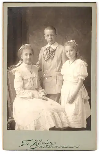 Fotografie Th. Kirsten, Dresden, Bautznerstr. 12, Portrait zwei bildhübsche Mädchen mit Buben in eleganter Kleidung