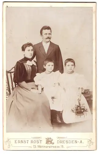 Fotografie Ernst Rost, Dresden-A., Wettinerstr. 15, Portrait einer elegant gekleideten Familie mit zwei hübschen Mädchen