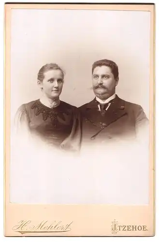 Fotografie H. Mehlert, Itzehoe, Breitestr. 25, Portrait eines jungen Paares in eleganter Kleidung