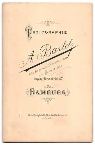 Fotografie A. Bartel, Hamburg, Börsenbrücke 2a, Portrait blonde hübsche Frau mit Brosche am Blusenkragen