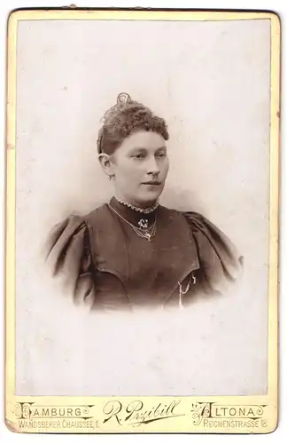 Fotografie R. Przibill, Hamburg-Altona, Reichenstr. 18, Portrait brünette junge Schönheit mit Brosche und Halskette