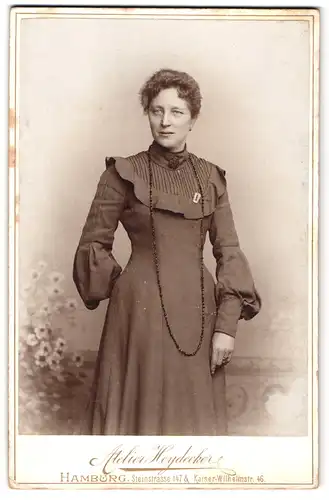 Fotografie Ottmar Heydecker, Hamburg, Steinstr. 147, Portrait einer elegant gekleideten Frau mit Brosche und Halskette