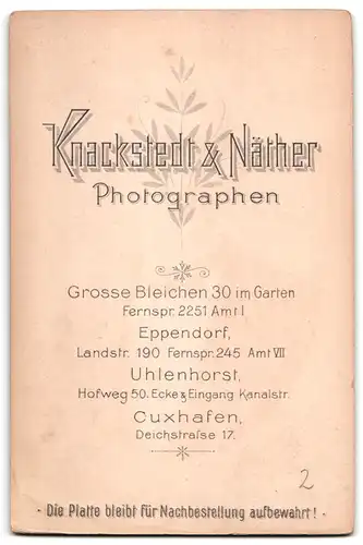 Fotografie Knackstedt & Näther, Hamburg, Grosse Bleichen 30, Portrait charmanter junger Mann in Krawatte und Jackett