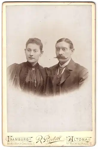 Fotografie R. przibill, Hamburg-Altona, Reichenstr. 18, Portrait eines jungen Paares in eleganter Kleidung