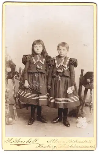 Fotografie R. Przibill, Hamburg-Altona, Reichenstr. 18, Portrait zwei süsse Mädchen in Matrosenkleidern, Reifen und Blume