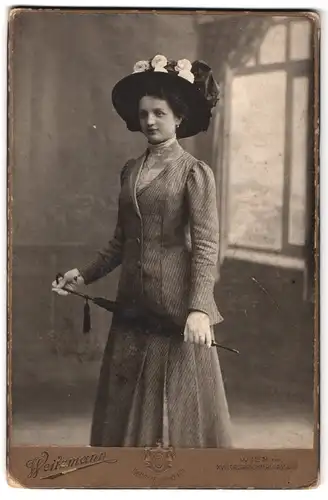 Fotografie S. Weitzmann, Wien, Calvarienberggasse 37, Portrait bildschönes Fräulein mit weissen Rosen am Hut