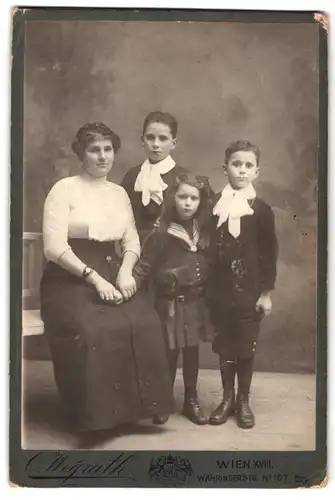 Fotografie Otto Wegrath, Wien, Währingerstr. 107, Portrait stolze Mutter mit Tochter und Söhnen in niedlicher Kleidung