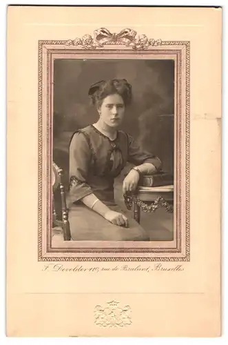 Fotografie F. Devolder, Bruxelles, 110 rue de Brabant, Portrait brünettes Fräulein mit Haarschleife und Halsschmuck
