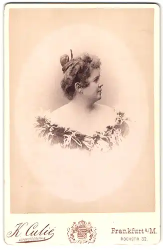 Fotografie K. Culie, Frankfurt / Main, Hochstr. 32, Portrait bildschöne Dame mit Dutt in gerüschter Bluse