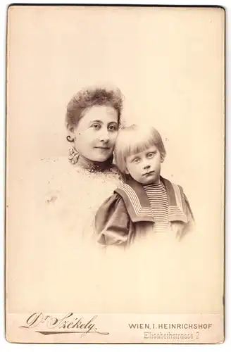 Fotografie Dr. Székely, Wien-Heinrichsdorf, Elisabethstr. 2, Portrait stolze hübsche Mutter mit blondem Buben