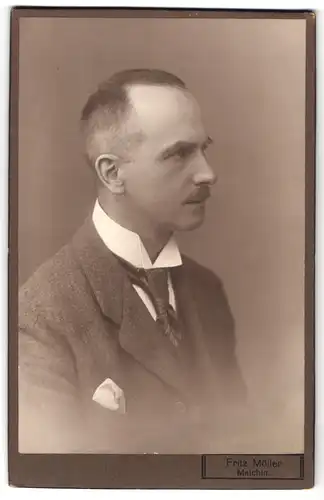 Fotografie Fritz Möller, Malchin, Portrait charmanter Herr mit Krawatte im Jackett