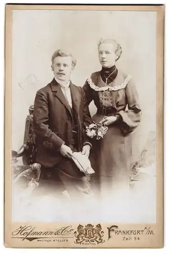 Fotografie Hofmann & Co., Frankfurt a. M., Zeil 54, junges Paar im feinen Zwirn