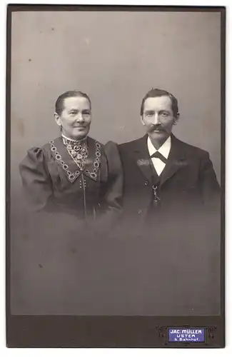 Fotografie Jacques Müller, Uster, beim Bahnhof, älteres bürgerliches Paar im feinen Zwirn