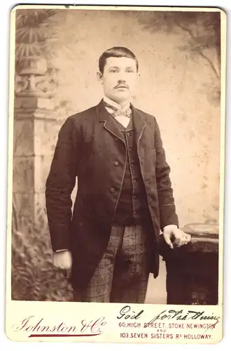 Fotografie Johnston & Co., London, 60 High Street, junger Herr im feinen Zwirn