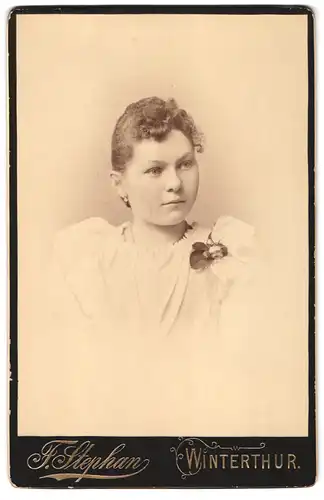 Fotografie F. Stephan, Winterthur, Pauline im weissen Kleid