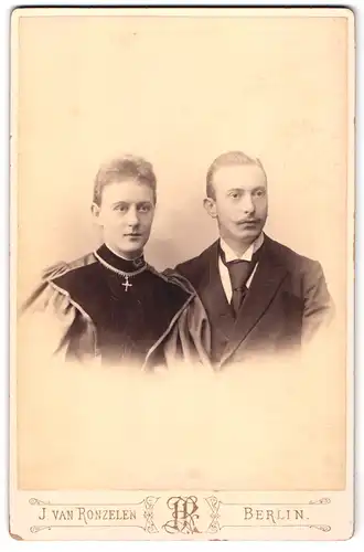 Fotografie J. van Ronzelen, Berlin, Unter den Linden 13, Portrait eines jungen Paares