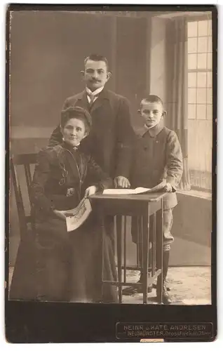 Fotografie Heinr. u. Käte Andresen, Neumünster, Grossflecken 31, Portrait einer feinhörigen Familie