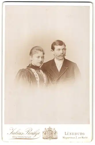 Fotografie Julius Rathje, Lüneburg, Wagestrasse 2, Portrait eines jungen Paares im feinen Zwirn