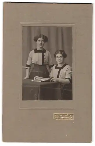 Fotografie Franz Lüthi, St. Gallen, Feldle, Portrait zwei junge Damen in modischen Blusen mit Zeitung