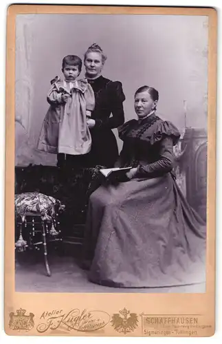 Fotografie F. Kugler, Schaffhausen, Portrait ältere und jüngere Dame mit kleinem Mädchen in hübscher Kleidung