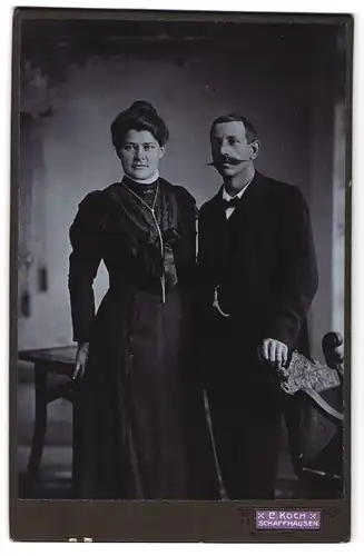 Fotografie C. Koch, Schaffhausen, Portrait bürgerliches Paar in eleganter Kleidung