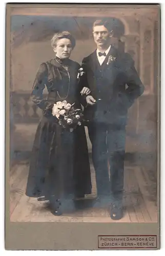 Fotografie Samson & Cie, Zürich, Sihlstrasse 3, Portrait junges Paar in hübscher Kleidung mit Blumenstrauss