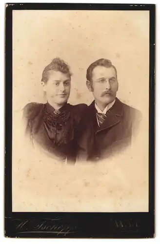 Fotografie H. Tschopp, Wil, Portrait junges Paar in modischer Kleidung