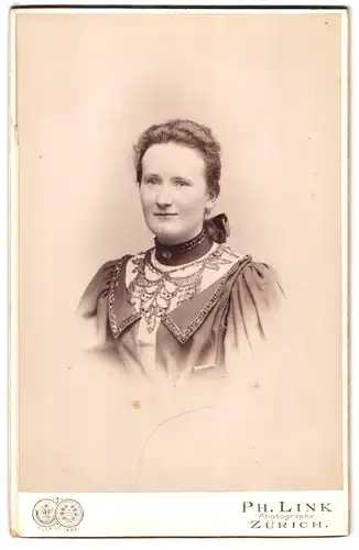 Fotografie Ph. Link, Zürich, Schiffländeplatz, Portrait junge Dame im bestickten Kleid