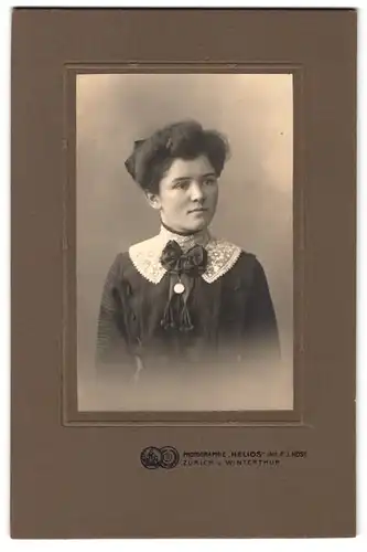 Fotografie F. J. Koest, Zürich, Bahnhofstrasse 110 Ecke Bahnhofplatz, Portrait junge Dame im Kleid mit Spitzenkragen