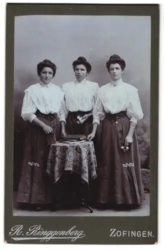 Fotografie R. Ringgenberg, Zofingen, Portrait drei junge Damen in weissen Blusen am Tisch