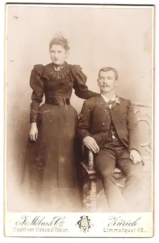 Fotografie J. Möbus & Cie, Zürich, Limmatquai 42, Portrait junges Paar in zeitgenössischer Kleidung