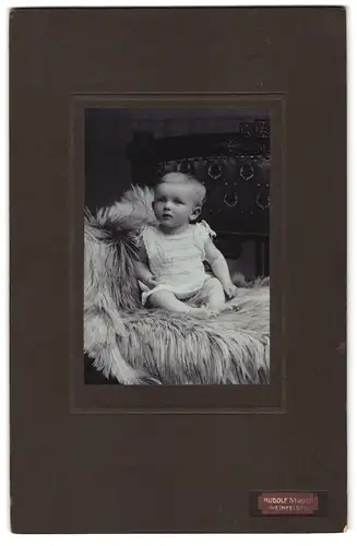 Fotografie Rudof Studer, Weinfelden, Portrait süsses Kleinkind im weissen Hemd