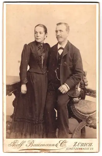 Fotografie Adolf Baumann & Co., Zürich, Schützengasse 23, Portrait junges Paar in zeitgenössischer Kleidung