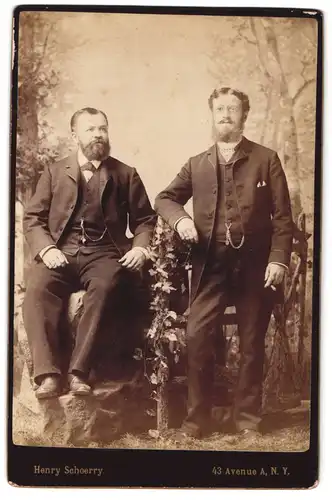 Fotografie Henry Schoerry, New York, NY, 43 Avenue, Portrait zwei modisch gekleidete Herren mit Zigarre