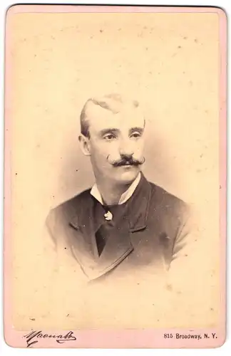 Fotografie Maenalb, New York, NY, 815 Broadway, Portrait modisch gekleideter Herr mit Moustache