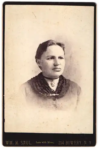 Fotografie Wm. H. Saul, New York, NY, 214 Bowery, Portrait junge Dame mit Kragenbrosche und Amulett