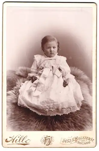 Fotografie Hille, Chicago, 3452 S. Halsted St., Portrait süsses Kleinkind im weissen Kleid