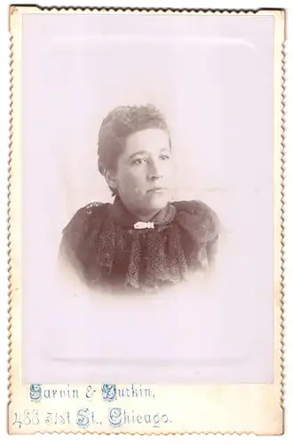 Fotografie Garvin & Durkin, Chicago, 488 31st St., Portrait junge Dame mit zurückgebundenem Haar