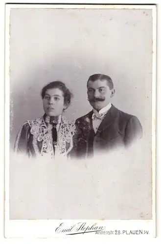 Fotografie Emil Stephan, Plauen i /V., Annenstrasse 28, Portrait junges Paar in hübscher Kleidung