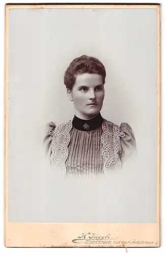 Fotografie H. Jäggli, Winterthur, Ecke Wart- u. Rudolfstrasse, Portrait junge Dame mit Kragenbrosche