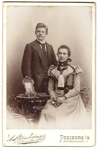Fotografie A. Steinhäuser, Freiburg i /B., Karthäuserstrasse 4, Portrait junges Paar in modischer Kleidung