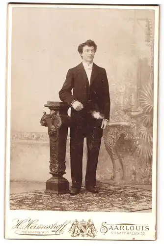 Fotografie Heinrich Hermestroff, Saarlouis, Silberherzstrasse 13, Portrait junger Mann im Anzug mit Fliege