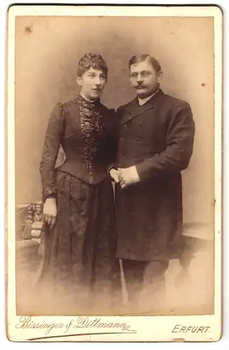 Fotografie Bissinger & Dittmann, Erfurt, Portrait bürgerliches Paar in zeitgenössischer Kleidung
